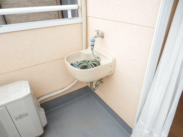 Balcony. ◆ Convenient slop sink