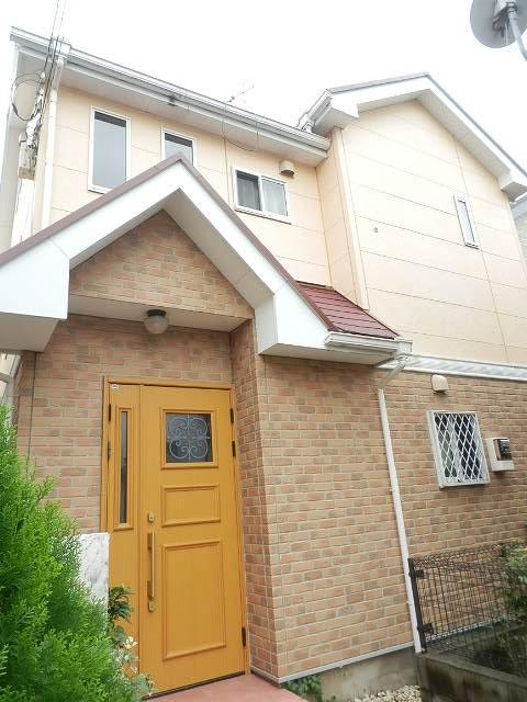 Local appearance photo. ◆ August 2004 Built. Wooden 2-story. Local (10 May 2013) Shooting