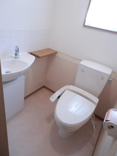 Toilet. ◆ Second floor toilet
