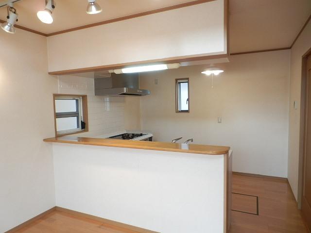 Living. ◆ Face-to-face kitchen