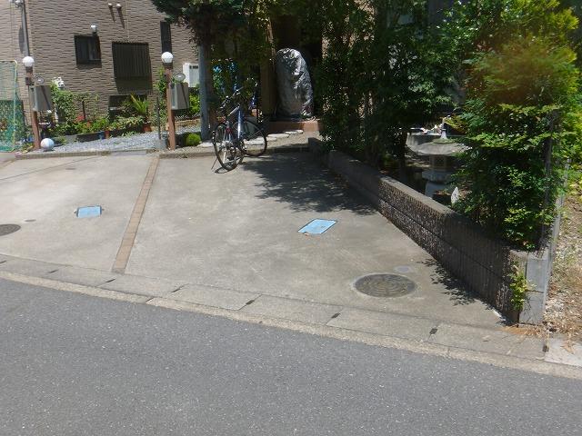 Parking lot. ◆ There is parking space