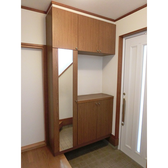 Entrance. Cupboard