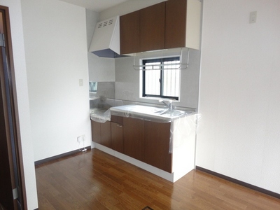 Kitchen. Bright kitchen with a window! Gas stove installation Allowed