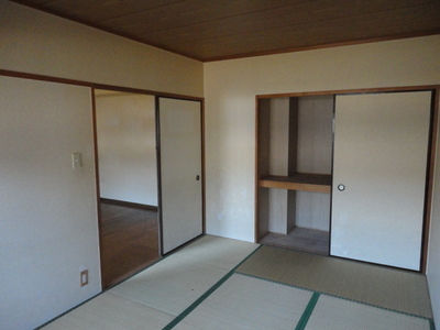 Living and room. Bright Japanese-style room 6 quires facing the balcony