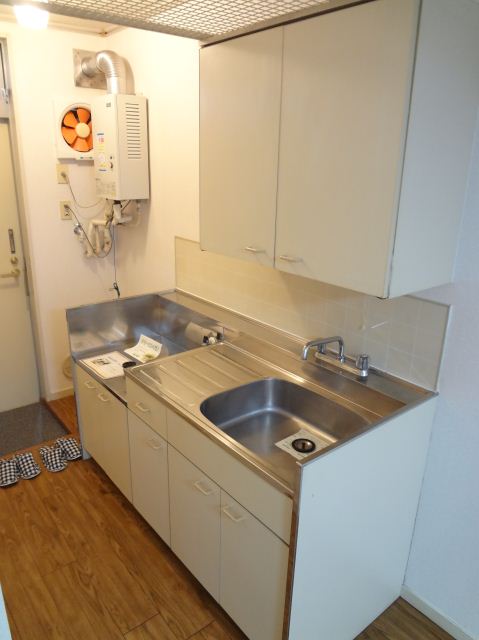 Kitchen. Two-burner stove is can be installed. 