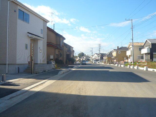 Local photos, including front road. Car traffic even before the road width 15m is There are not many