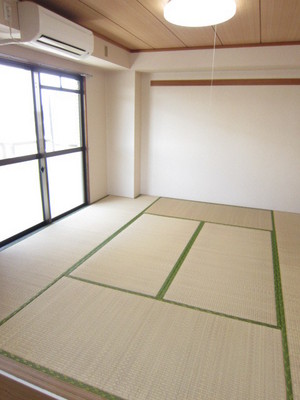 Living and room. It will be available by connecting a Japanese-style room 8 quires living