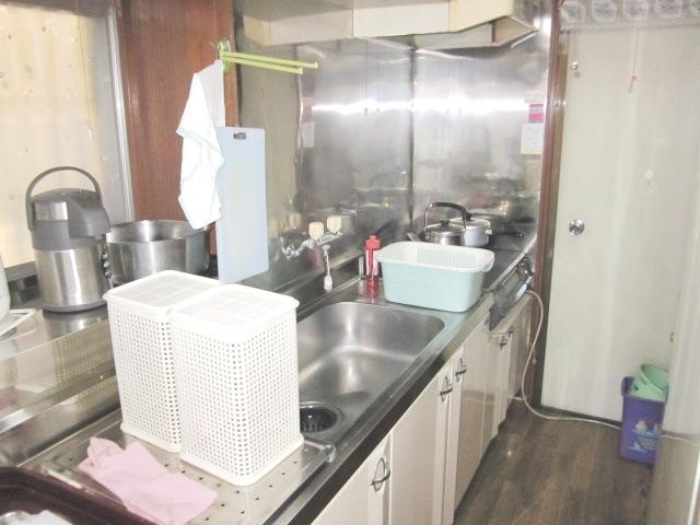 Kitchen. Indoor (11 May 2013) Shooting
