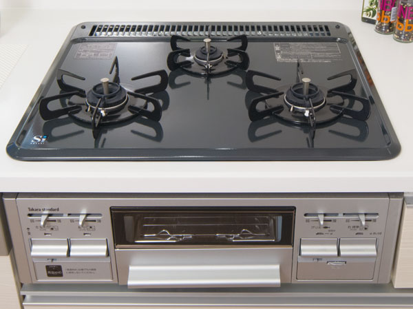 Kitchen.  [3-neck gas stove] Irregularities little flat top plate is easy to wipe, Care also smooth. Gotoku and grill is also clean wash not bear a removable easy.