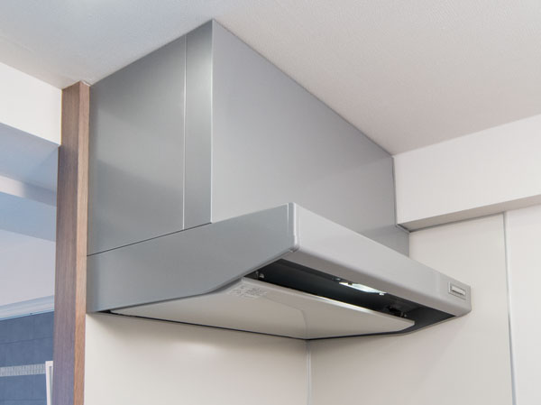 Kitchen.  [Rectification Backed range hood] By mounting the flat enamel made rectifying plate, Daily care is not only the only very simple wipe the bottom, It has adopted the excellent range hood to exhaust capacity.