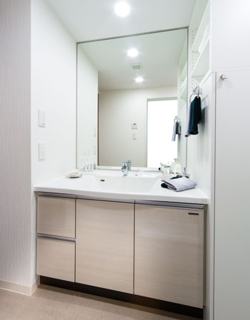 Bathing-wash room.  [Powder Room] Since the counter lower portion is provided with a pull-out storage with hinged door, It is very convenient can be stored, such as stockpiles for each use.