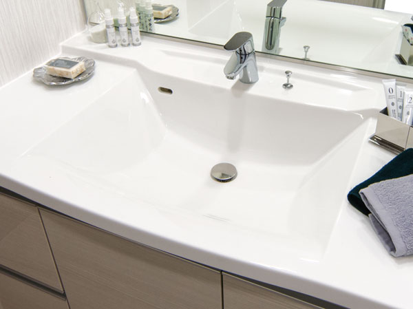 Bathing-wash room.  [Bowl integral counter] Since the integral who lost the seam of the bowl and the counter, It is clean and beautiful appearance, It is easy to clean.