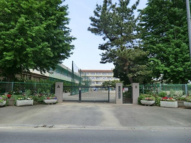 Junior high school. 587m until the Saitama Municipal Daisuna soil junior high school