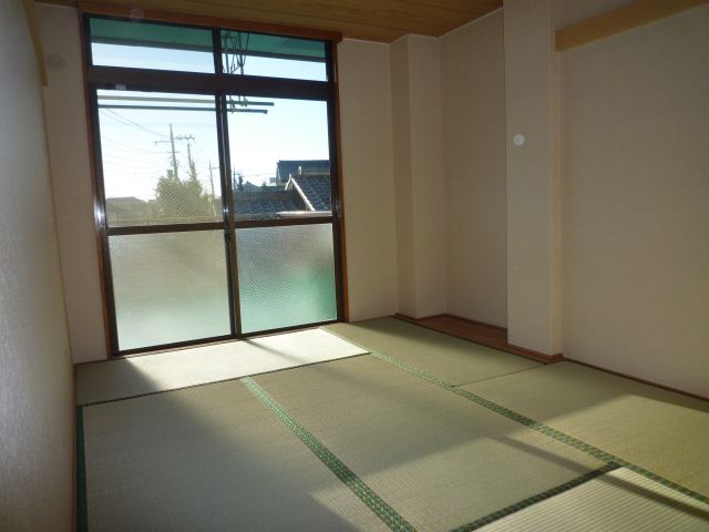 Living and room. It is settle tatami rooms. 