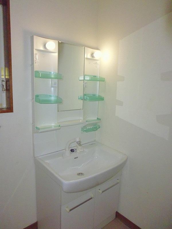 Wash basin, toilet. Indoor (10 May 2013) Shooting
