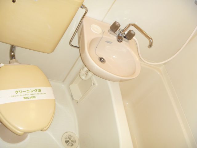 Toilet. Contact is a bath and the cleaning is easy but toilet together. 