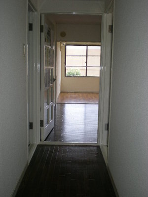 Entrance. 205, Room interior reference photograph