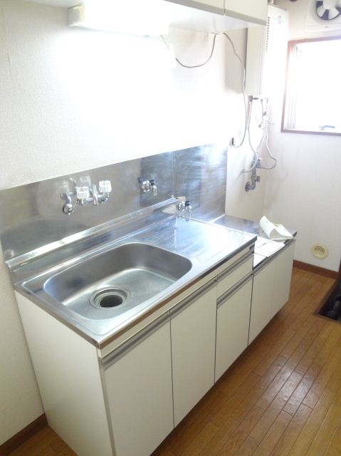 Kitchen. Two-burner gas stove can be installed. Spacious