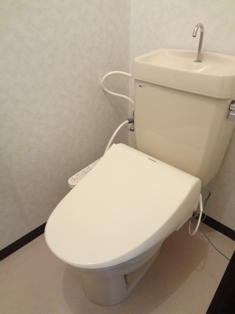 Toilet. Toilet is dated Uosshuretto