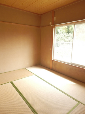 Living and room. Day good Japanese-style room 6 tatami facing the balcony
