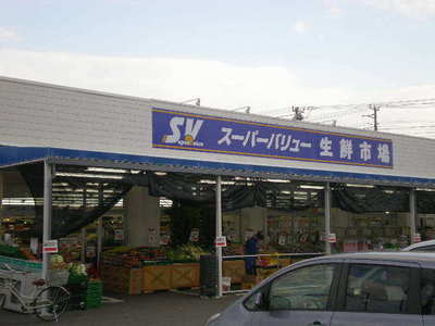 Supermarket. 450m to Super Value fresh market (super)