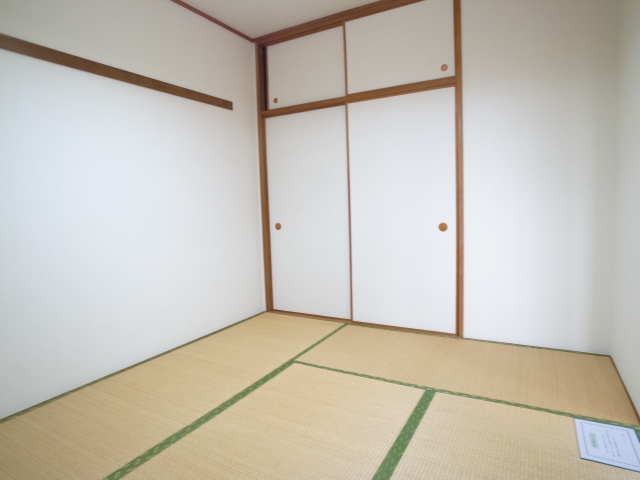 Other room space. Plenty of storage of Japanese-style room.