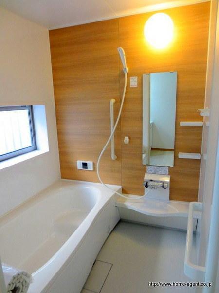 Bathroom. Bathing the foot slowly extensible