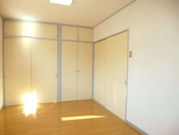 Other room space. Decorated in bright tones ・  ・  ・ Equipped with lighting fixtures in all rooms