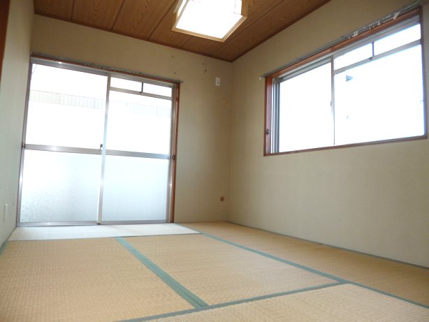 Other room space. Bright and airy 6 Pledge Japanese-style room that can take the two-sided lighting