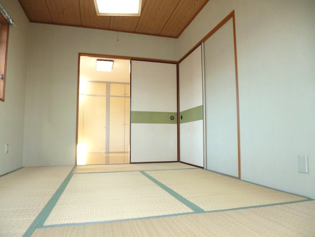 Other room space. living ~ Good Japanese-style ties usability in the flow line to the Western-style