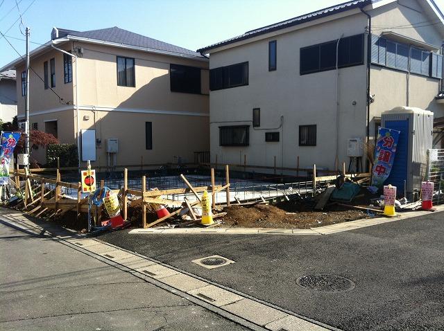 Local appearance photo. Day in the corner lot ・ It is good for both ventilation! Since the balcony has been placed in the south, This feels good to hang out the laundry! 