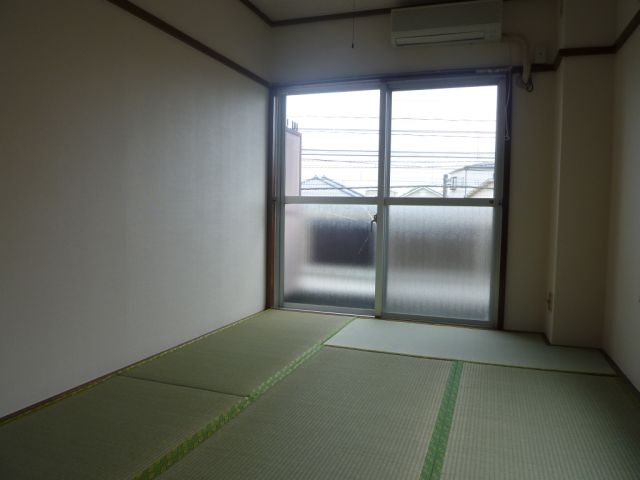 Living and room. It is a beautiful Japanese-style room. It is bright because there is a two-way window