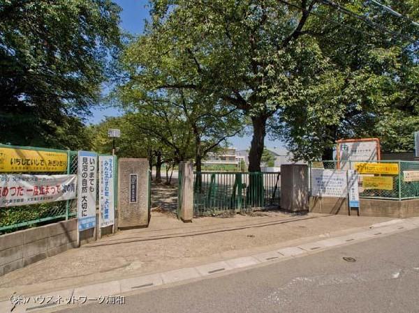 Primary school. 370m to the east Municipal Daisuna soil