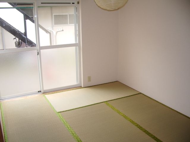 Living and room. Clean and settle tatami rooms