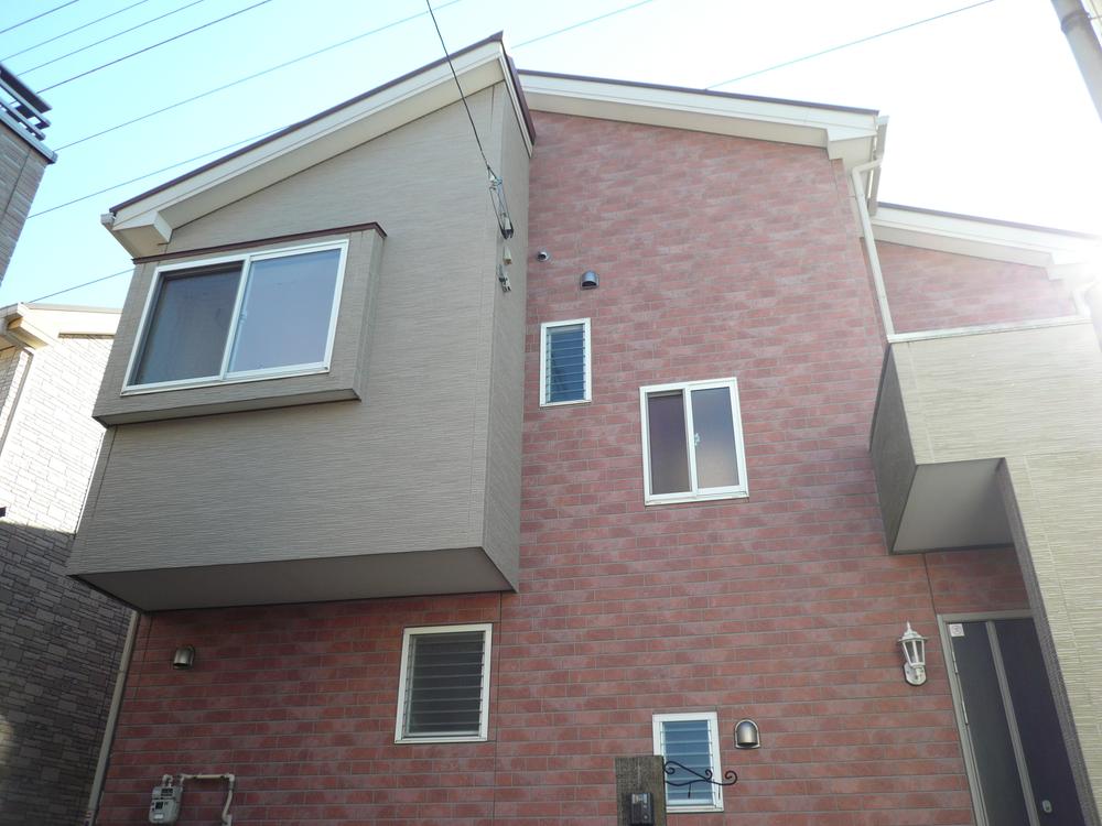 Local appearance photo. Built six years! ! ☆ 2LDK → 3LDK to be changed! ☆ I feel the warmth of the family in the living room in the stairs. ☆ Your whole family can be satisfied with the storage capacity rich floor plan design. ☆ You can also discover a new hobby and have a lovely garden