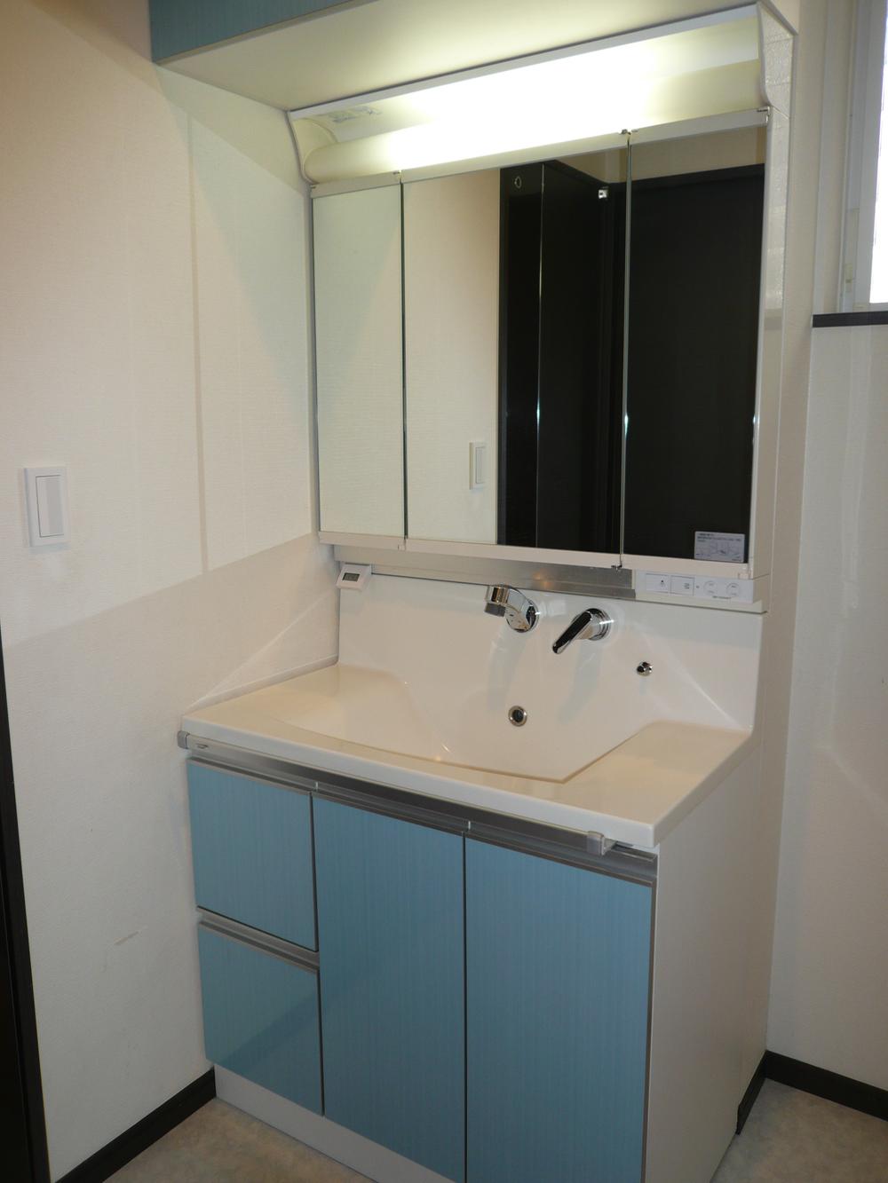 Wash basin, toilet