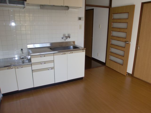 Kitchen. Two-burner stove can be installed.