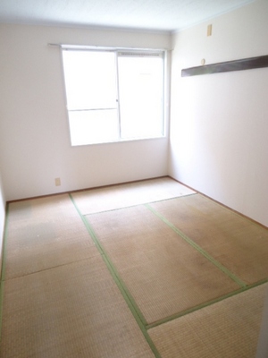 Living and room. South-facing Japanese-style room 6 tatami