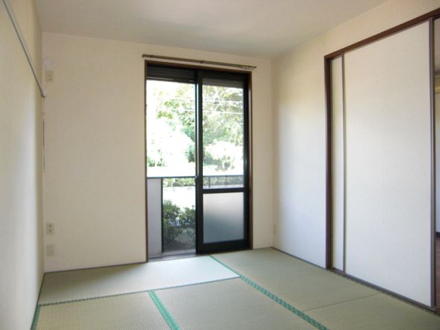 Living and room. Tatami rooms to settle!