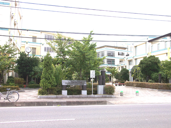 Junior high school. 907m until the Saitama Municipal Haruno junior high school (junior high school)