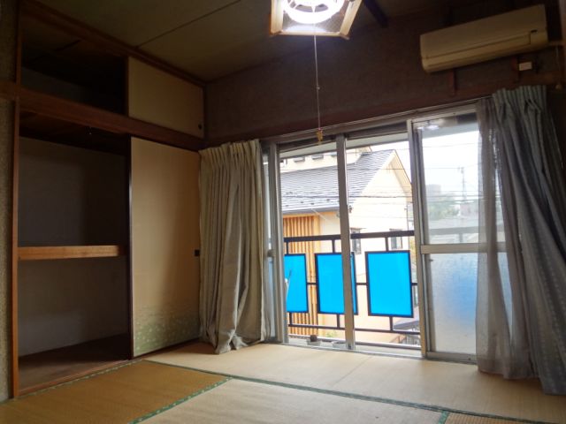Balcony. It comes with upper closet to closet to the veranda side of the Japanese-style room (between 1)!