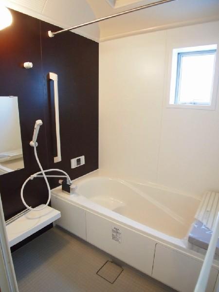Bathroom. Tub relaxing afield. You can also use with confidence in the elderly with a handrail. 
