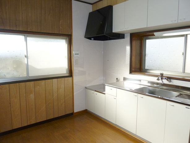 Kitchen. It comes with a wide kitchen sink of new