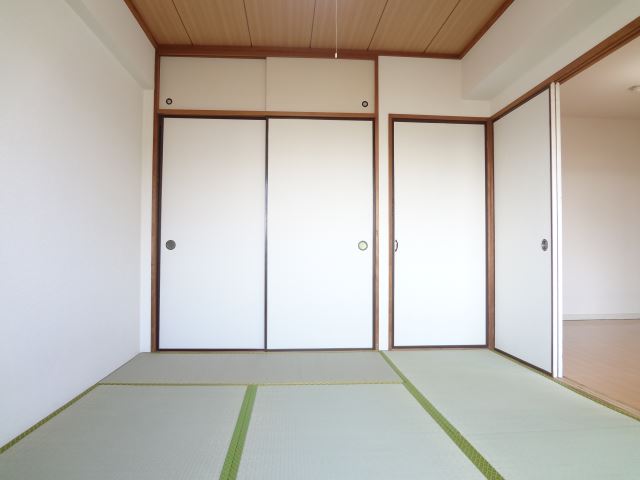 Living and room. Tatami is quite beautiful in the pre-exchange.