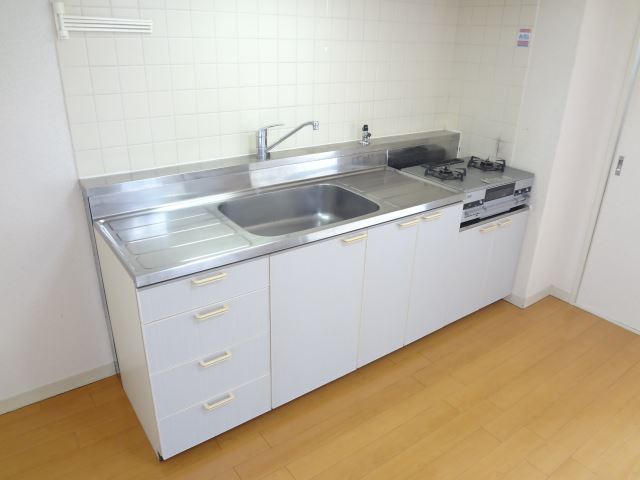 Kitchen. The kitchen is very spacious and clean ☆