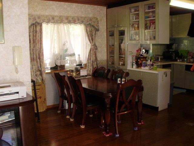 Non-living room. It is also wide to enter a large dining table