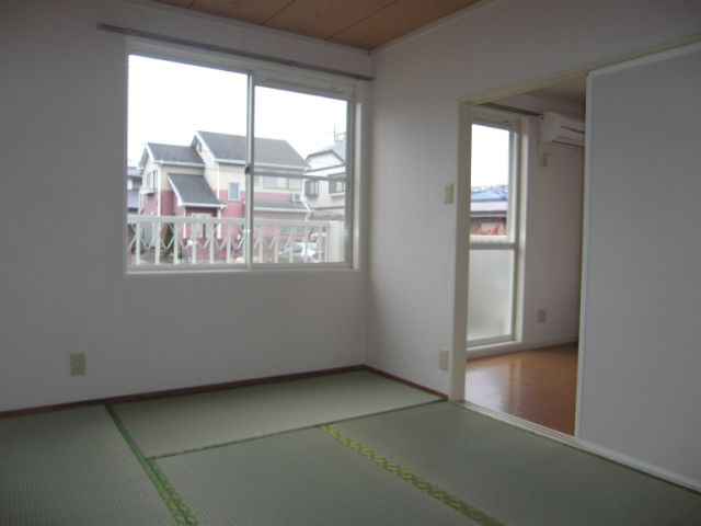 Living and room. Japanese-style room is also beautiful. 