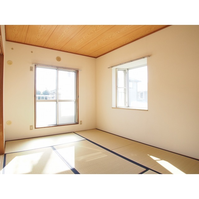 Living and room. Sun shines every corner of the room, In 6-mat Japanese-style room Hokko