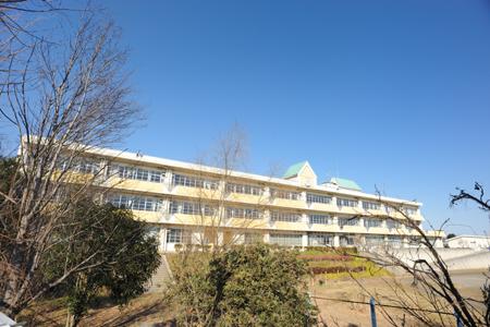 Junior high school. 1037m until the Saitama Municipal Toro junior high school