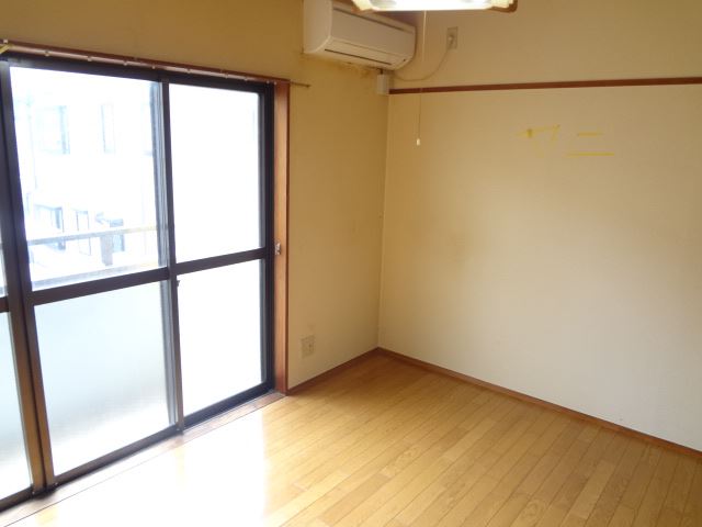 Living and room. Spacious sunny ◎